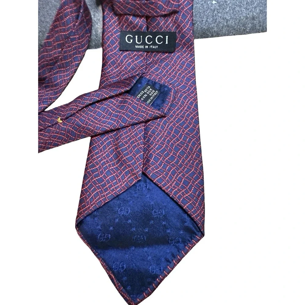GUCCI ‎ Tie Silk Red Navy Blue background Made in Italy